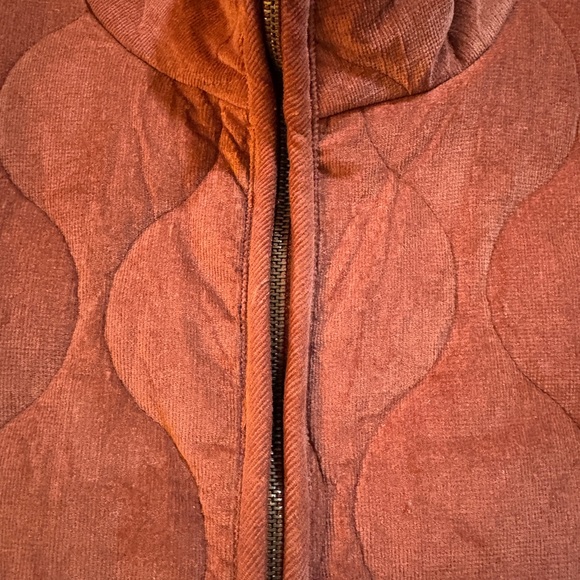 BKE Women's Rust Quilted Sleeveless Vest - Picture 5 of 10